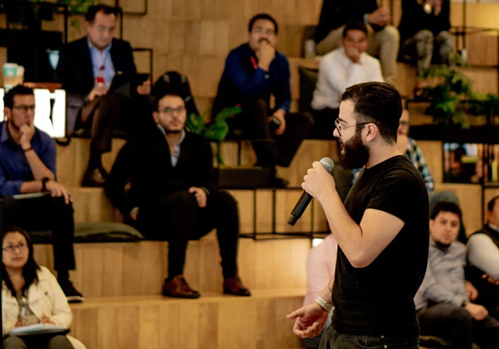Franco presenting the Autocompara redesign to an audience